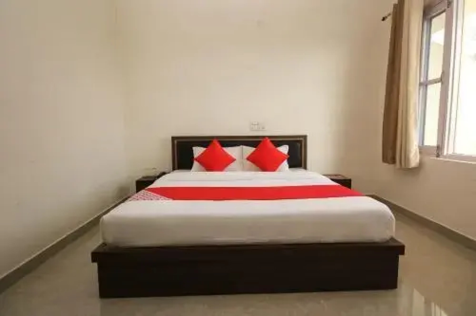 Gliders Holiday Inn by OYO Rooms