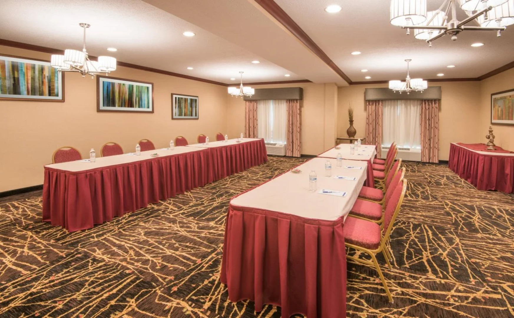 Holiday Inn Express & Suites Sharon-Hermitage by IHG