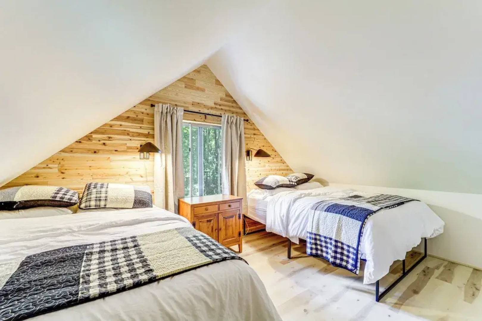 Roscommon Chalet w/ Hot Tub Near Higgins Lake!