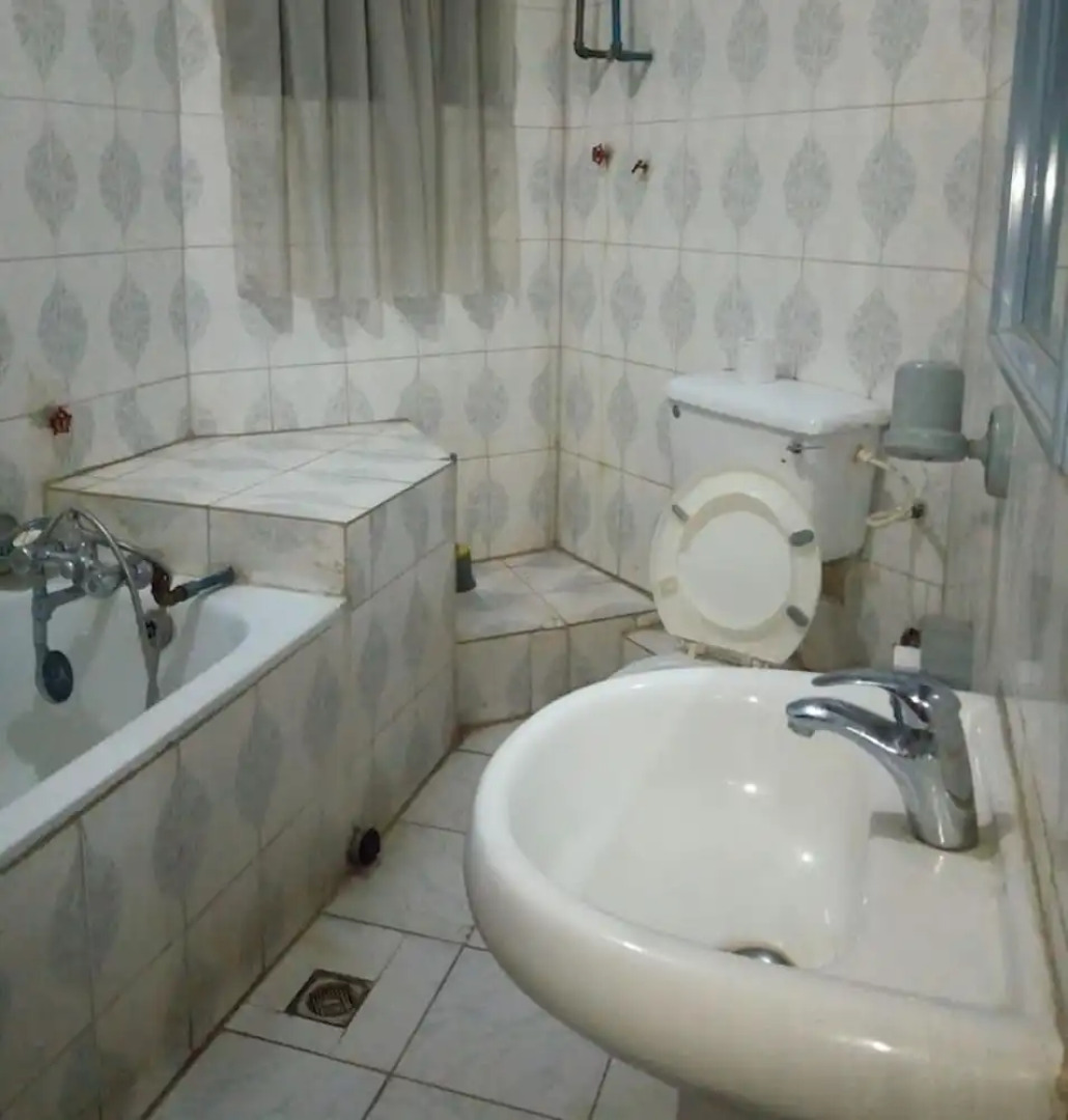 Hail Henrietta Hotel