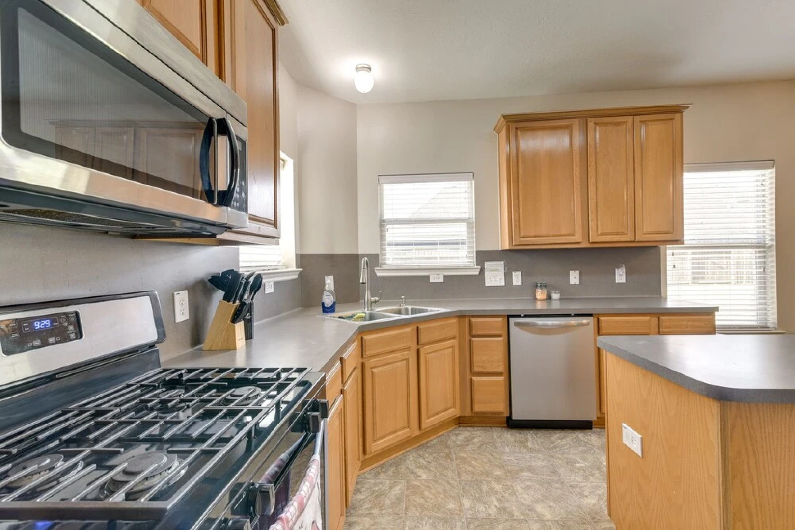 Pet-friendly Pearland Home ~ 21 Mi to Houston!