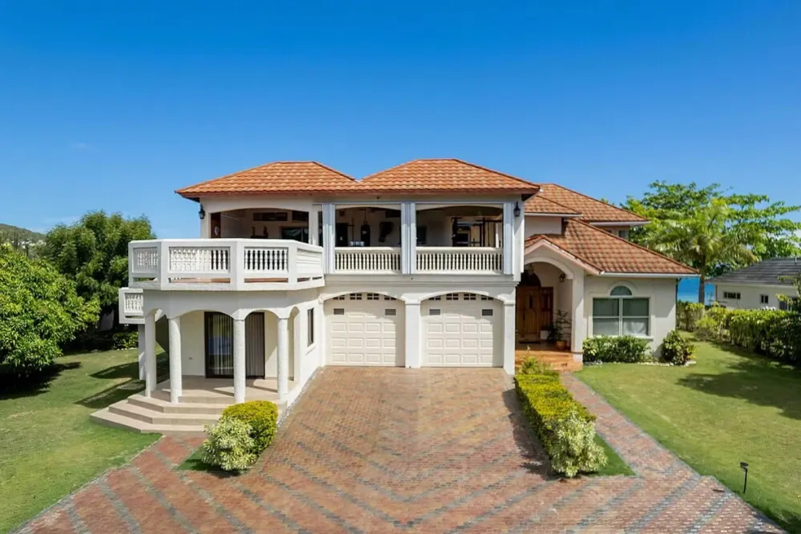 Oceanfront 'majestic Beach House' w/ Gym + Pool!