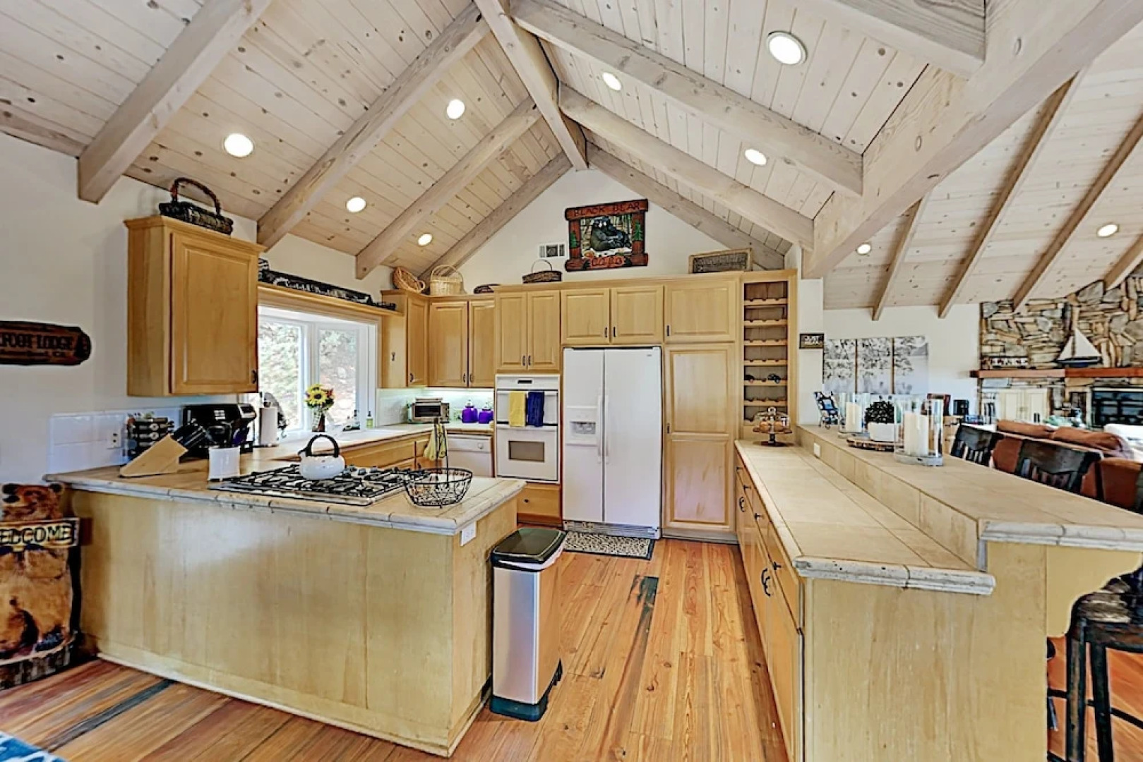 Bearfoot Lodge - Lake-view Escape W/ Private Decks 4 Bedroom Home