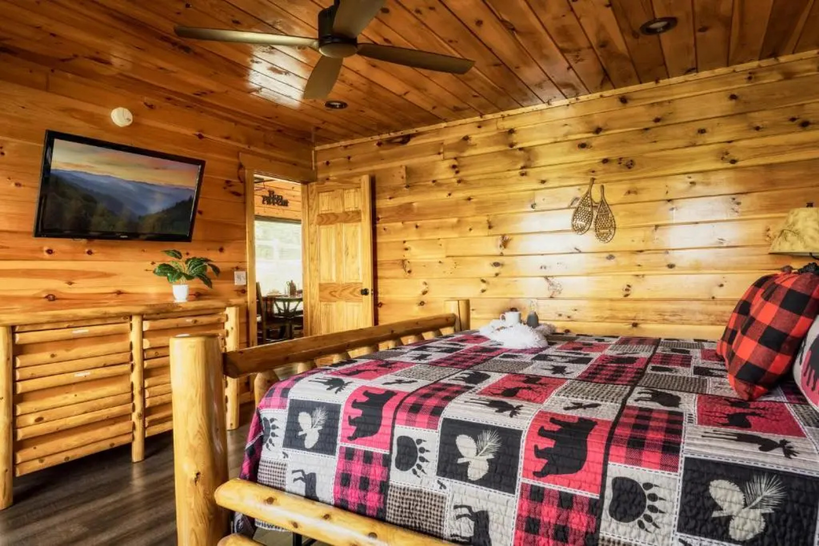 Bear Time Cabin - Scenic Mountain View, Firepit, Hot Tub, Theater, 4BR 3BA Sleeps 14