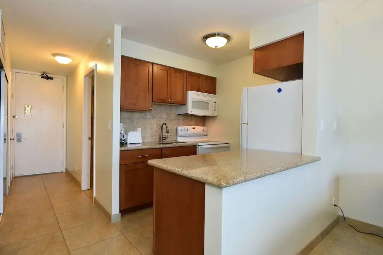 Lahaina Shores #425 Studio Bedroom Condo by RedAwning