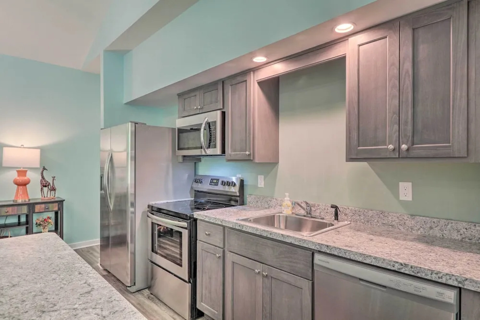 16 Mi to Ski Slopes! Creekside Poconos Cottage