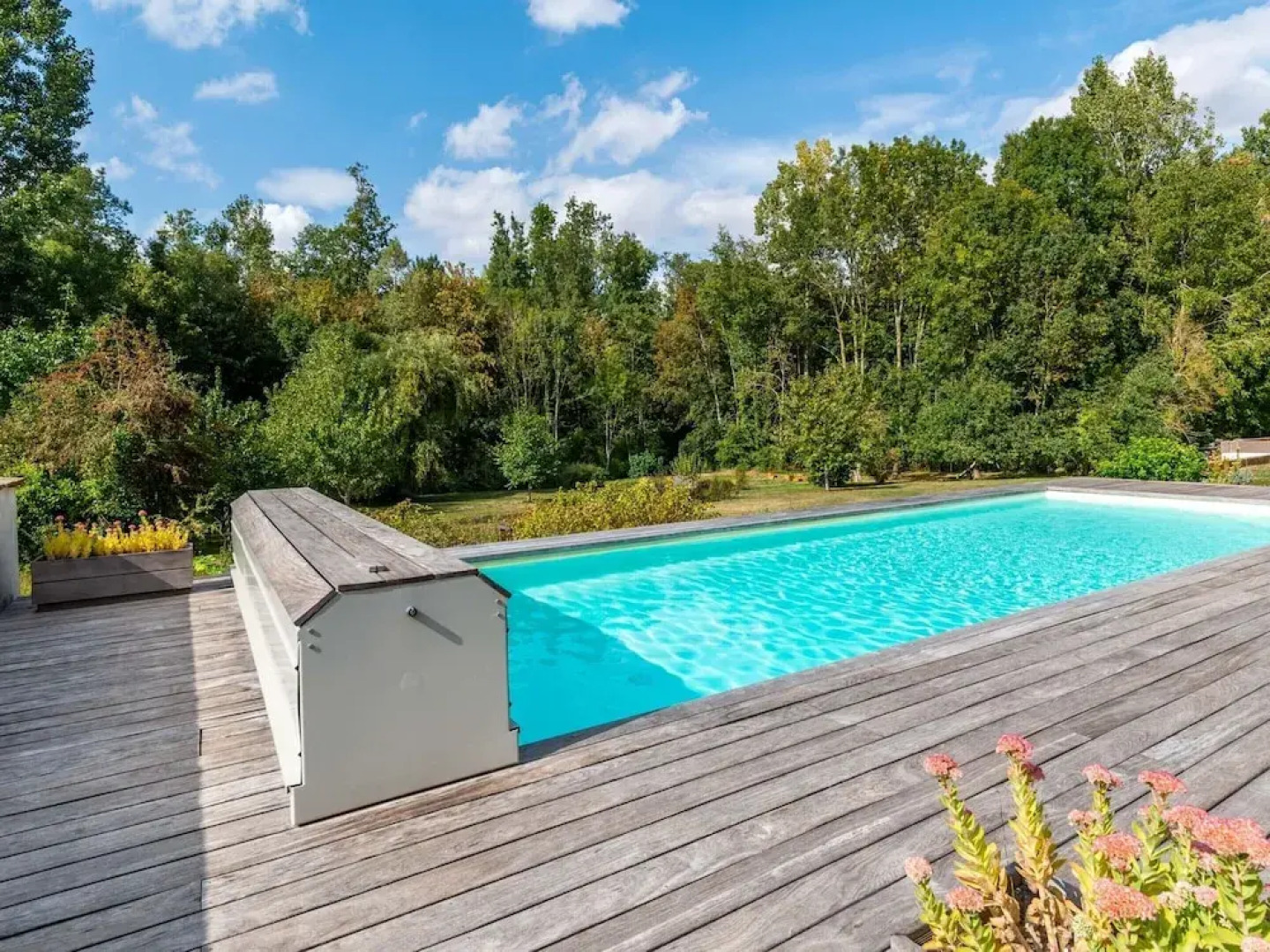 Charming Holiday Home in Yevre-la-ville With Pool