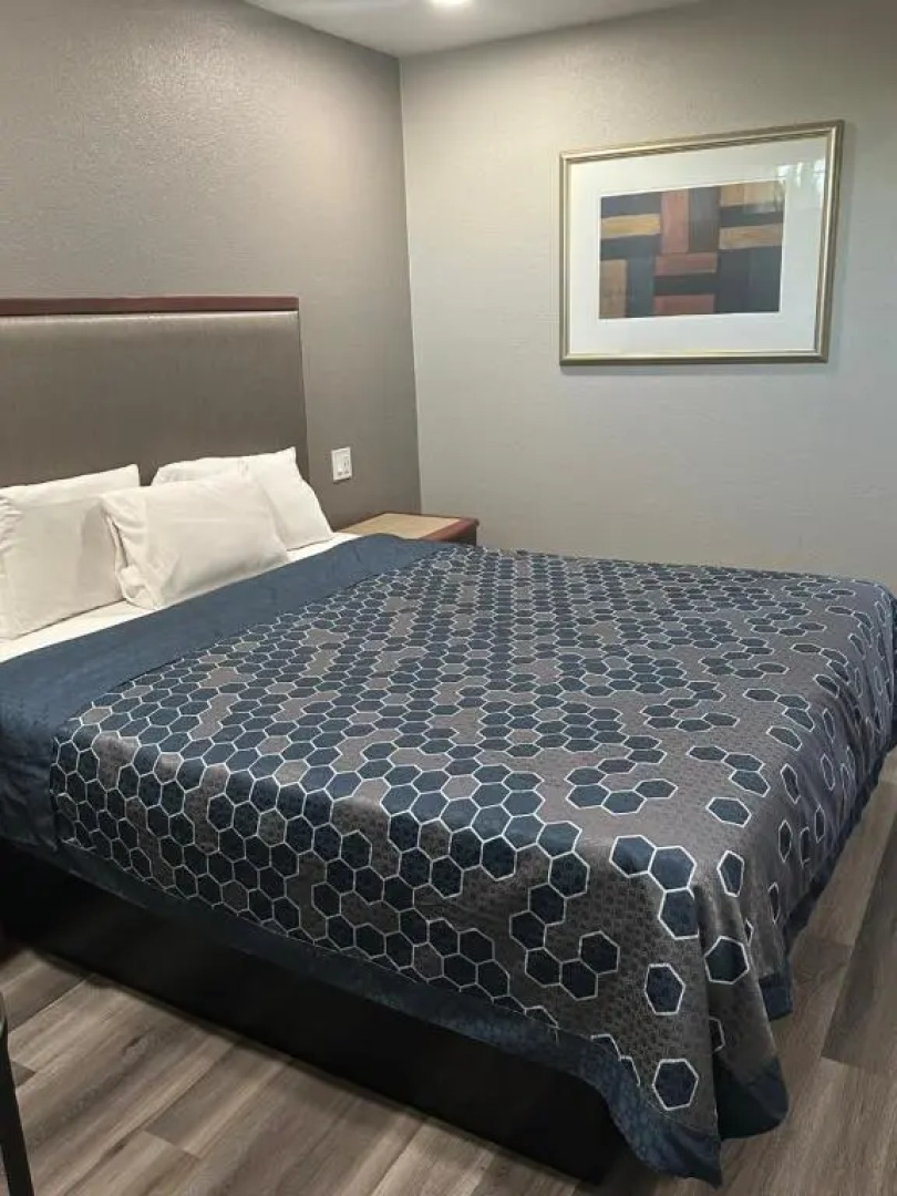 Royal Motel Tracy Llc