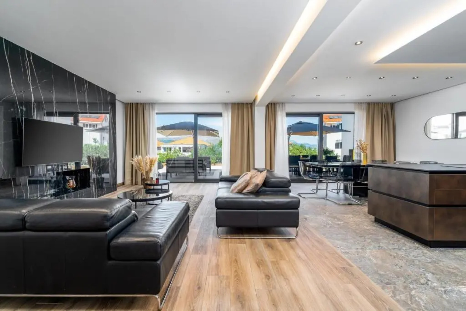 NEW! Villa Lady Maris with heated private pool, 5 en-suite bedrooms, 70m from beach