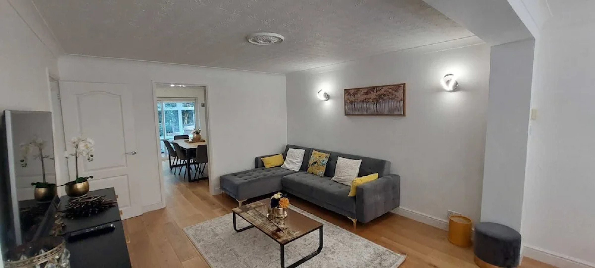 Luxury 5 Bedroom 2 BA House with Parking