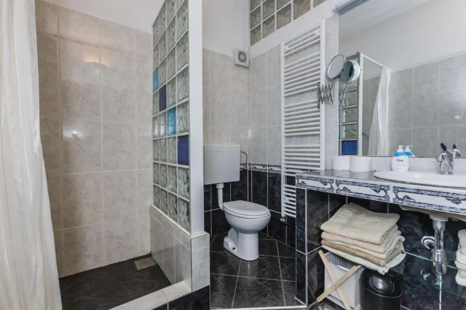 Villa Paladin - Spacious Villa with Pool near Garden Resort - 7 Min walk