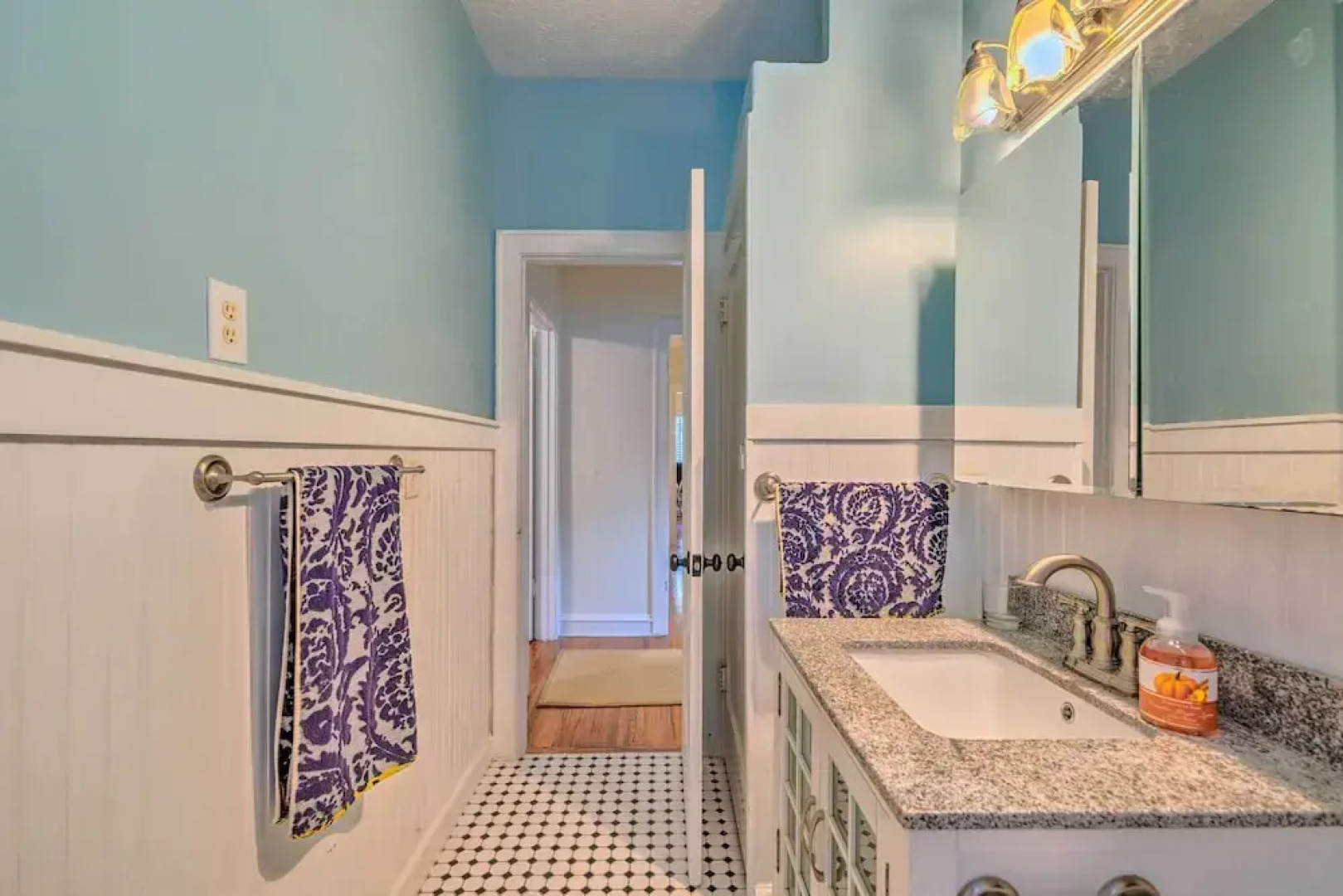 Chic Ocala Home w/ Yard ~ 1 Mi to Dtwn Square