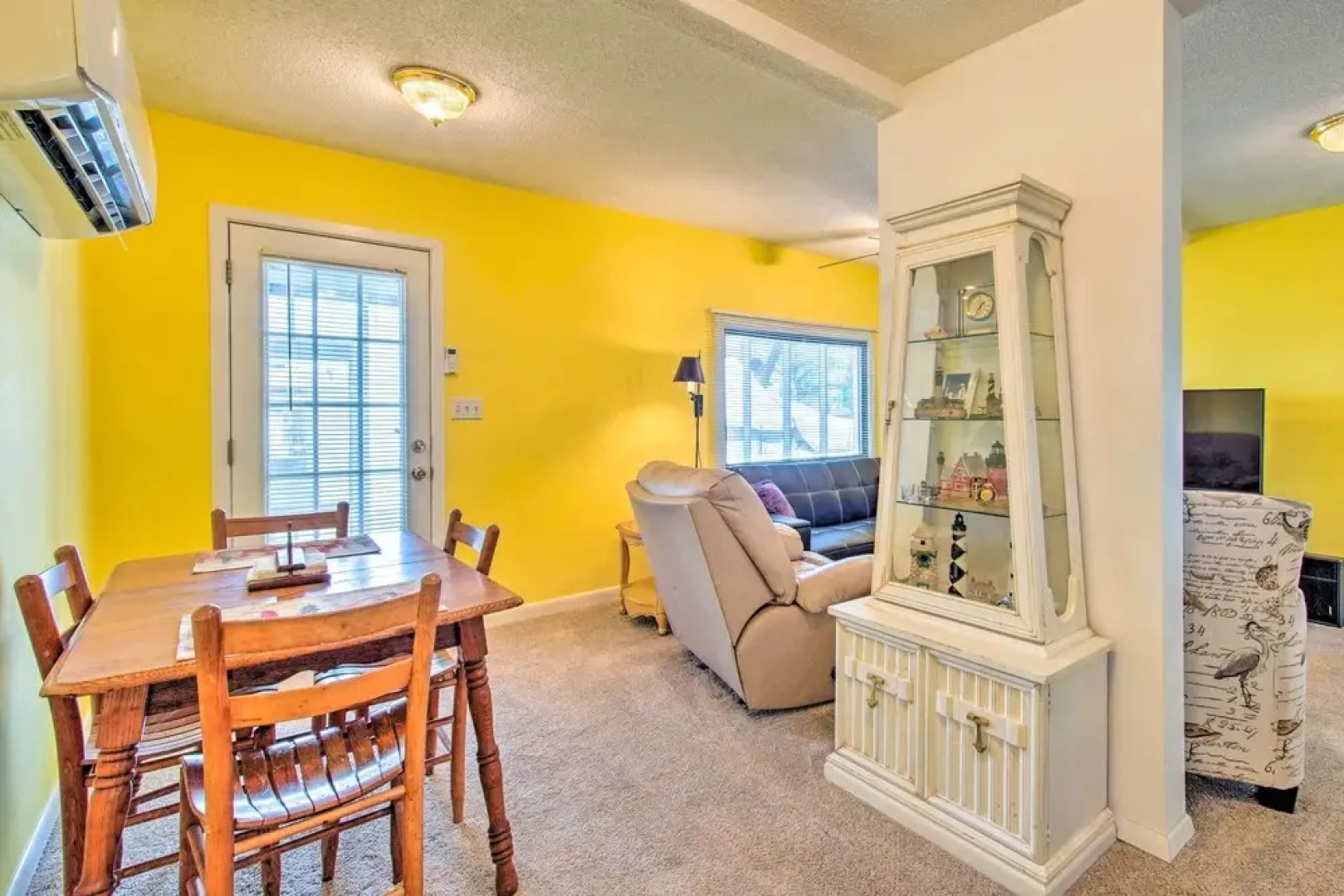 Sunny Oak Island Retreat - 3 Blocks to Beach!