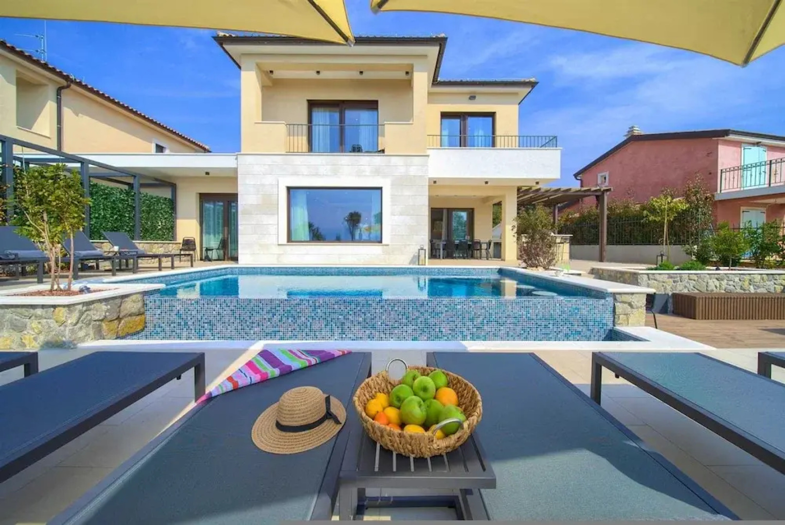 Villa Lord With Heated Pool Jacuzzi and Sauna