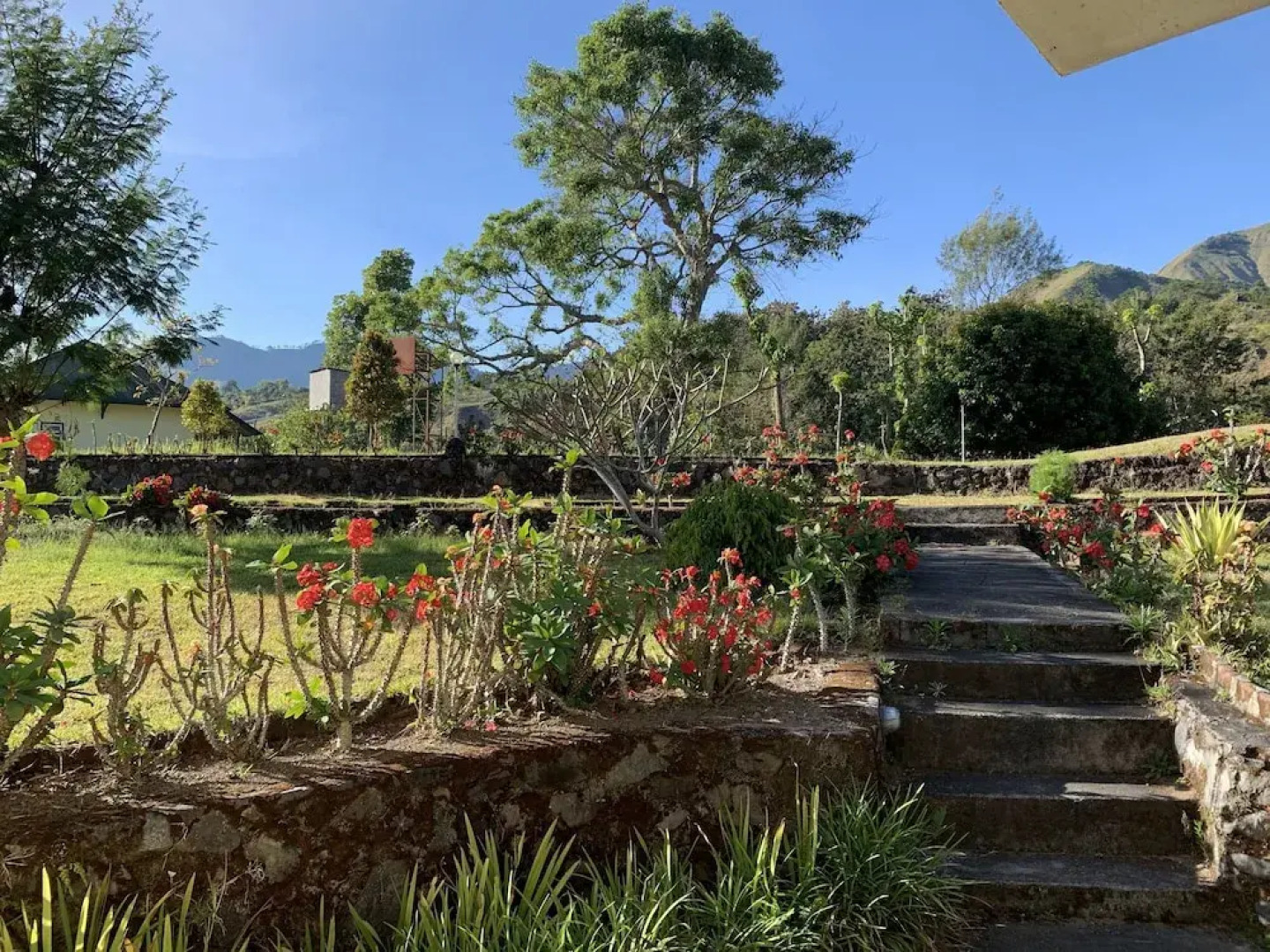 Lembah Rinjani Villa & Resto Syariah by ecommerceloka