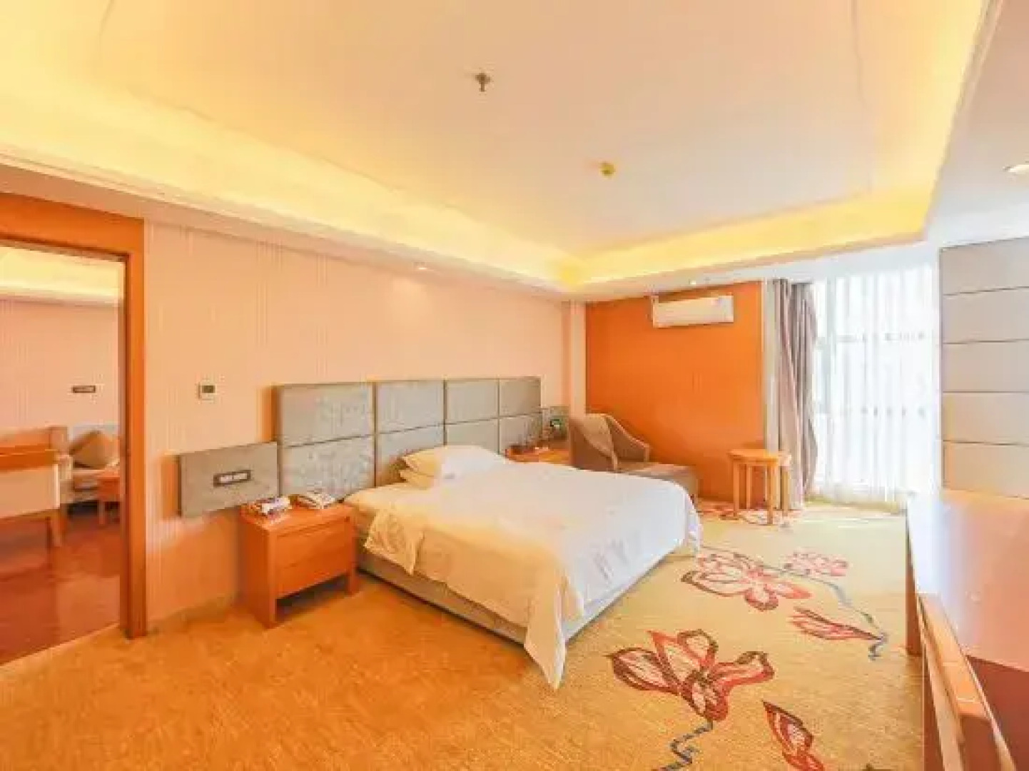 Yicheng Lanbowan Hotspring Holiday Hotel