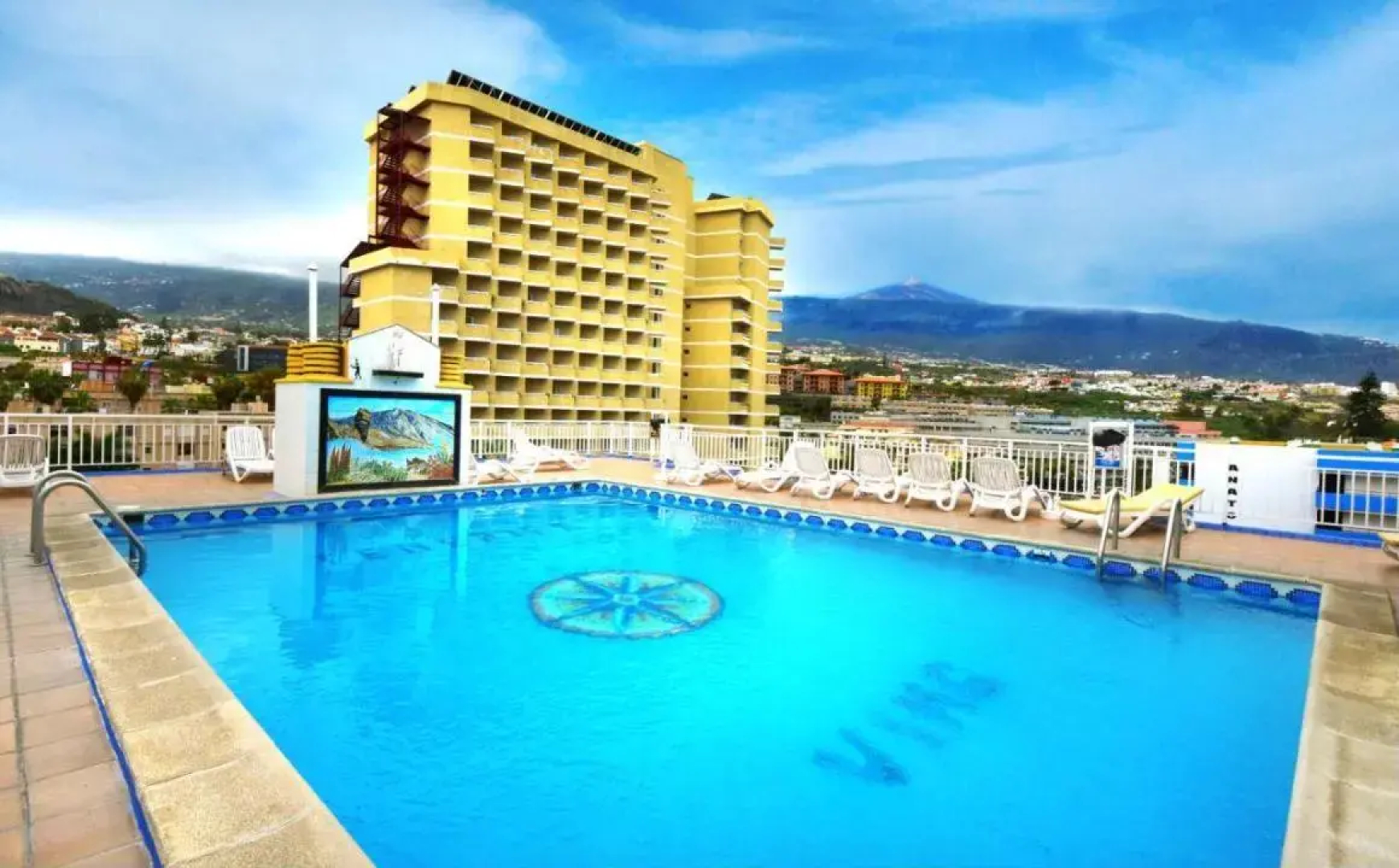 Skyview Hotel by LIVVO