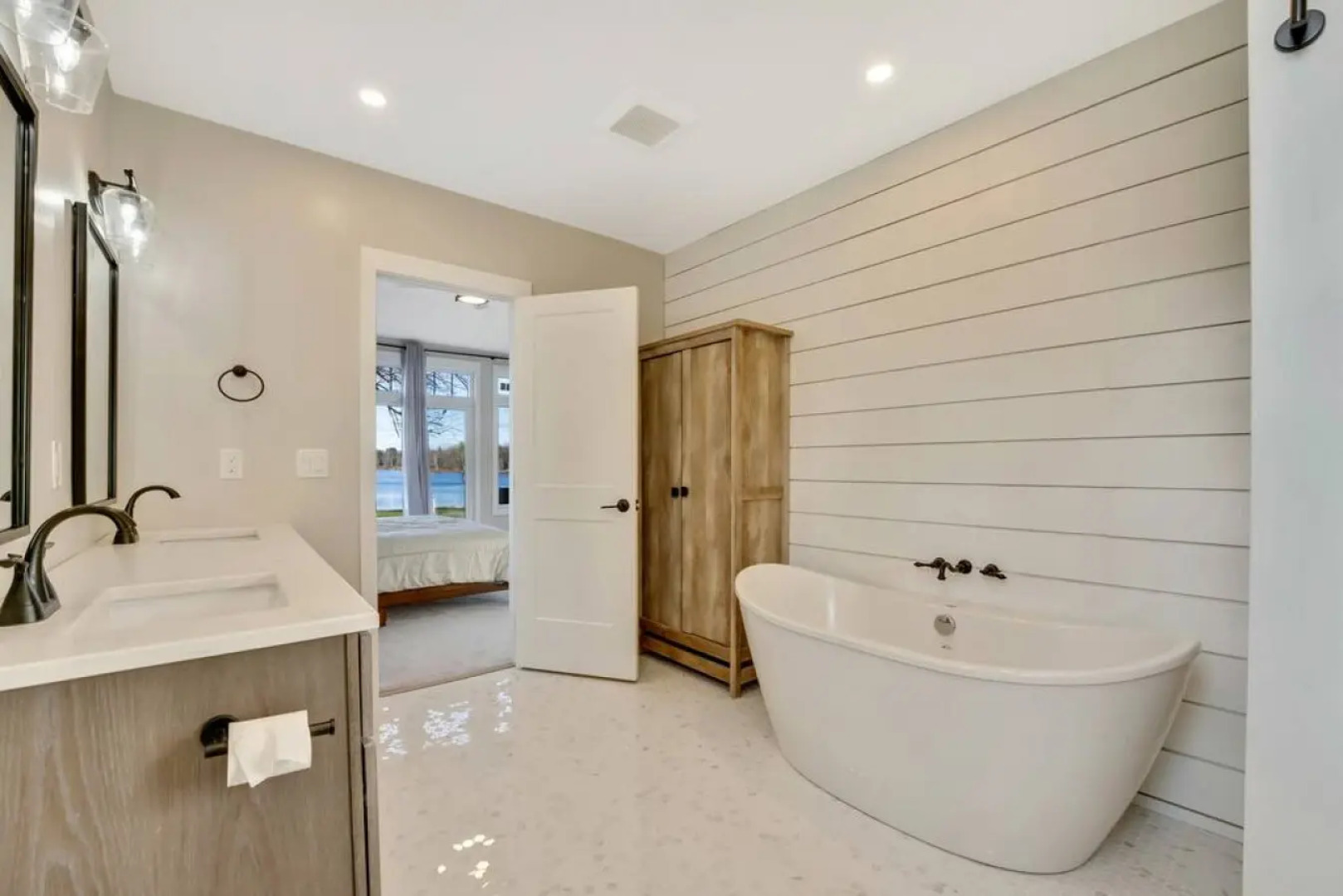 Luxury Cottage overlooking Wollaston Lake-Hot tub