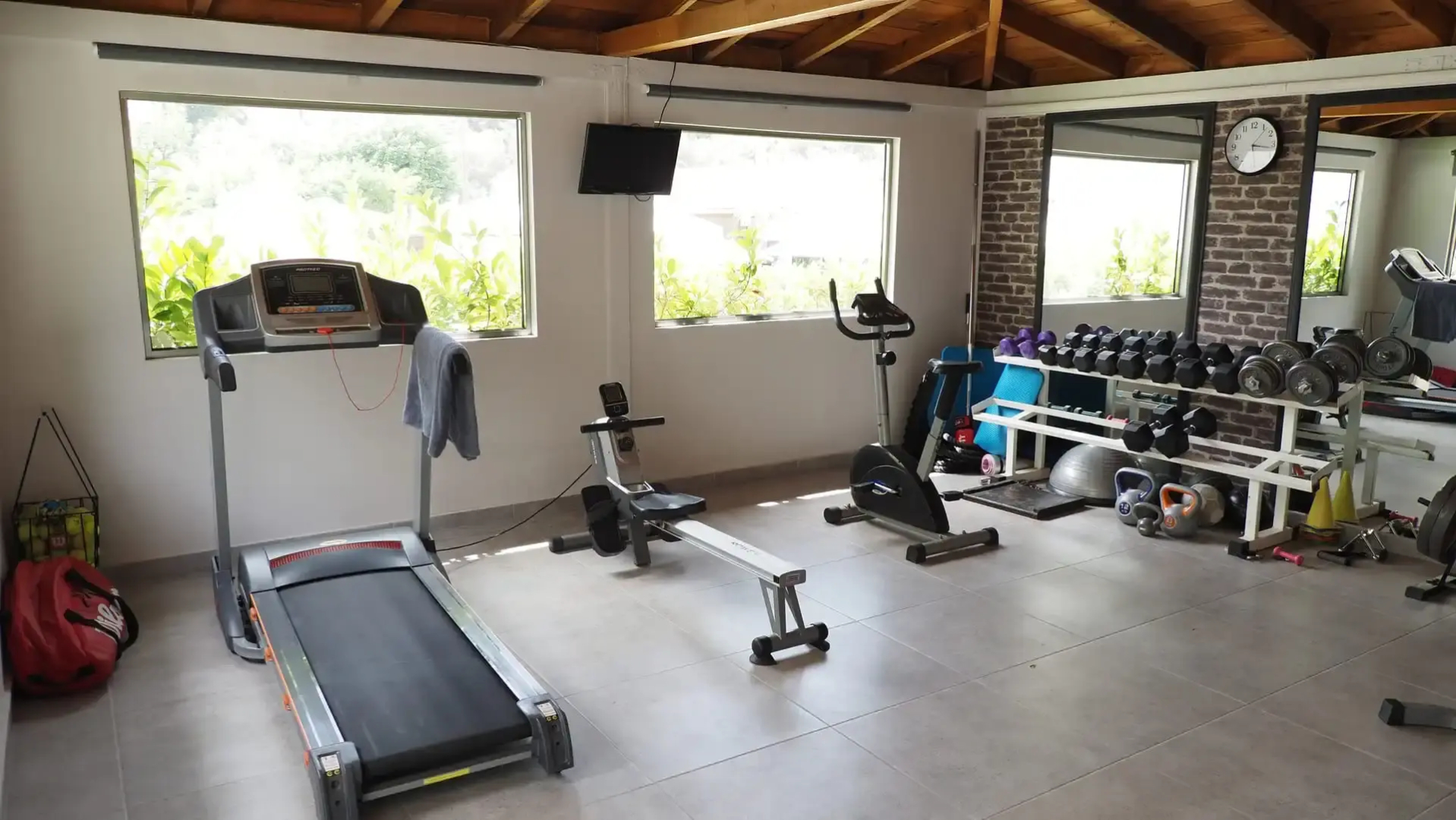 leonidas apartments and suites