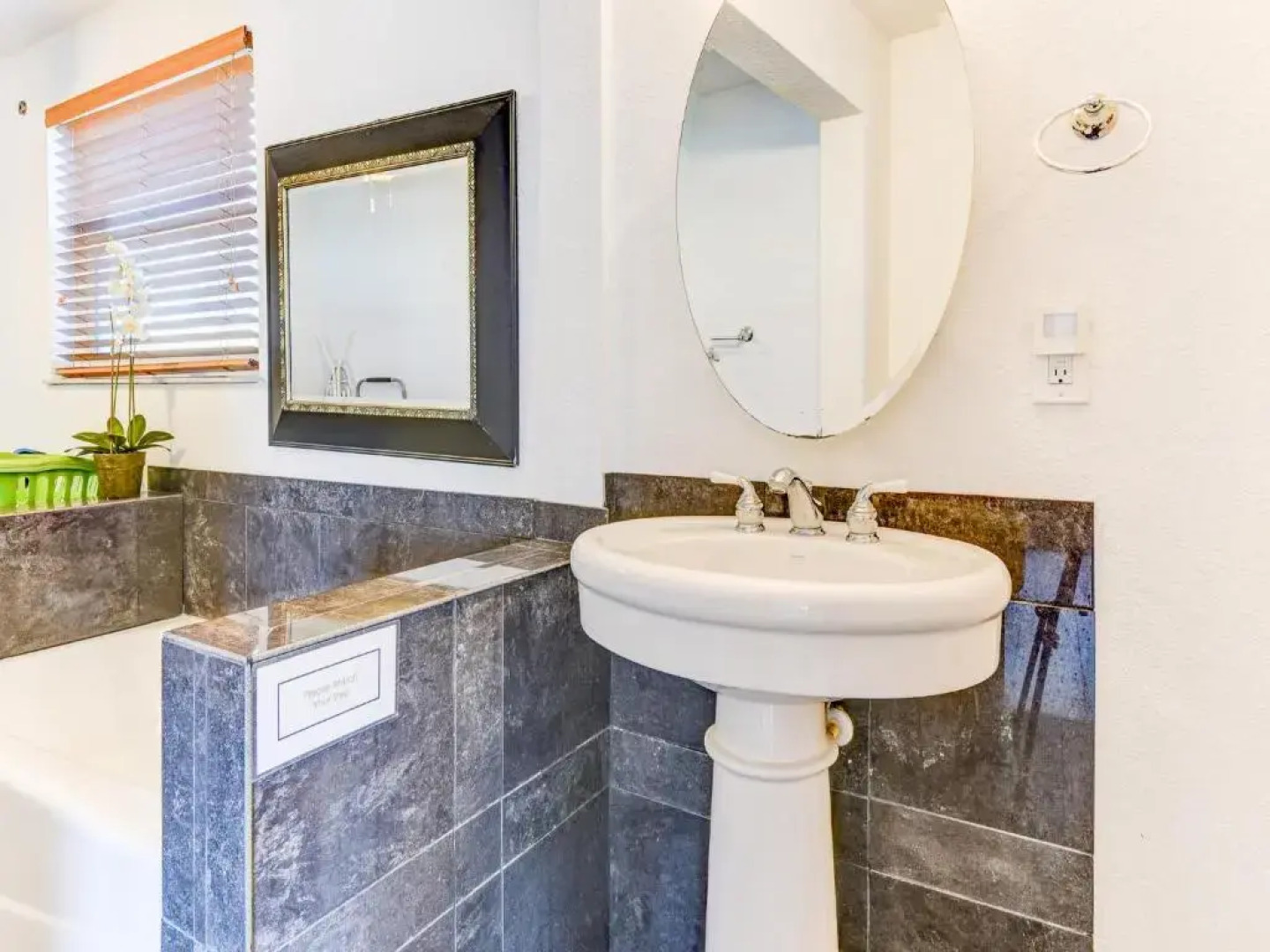 Sunshine House, 3 Bedrooms, Sleeps 8, Ocean Front, Pet Friendly, WiFi