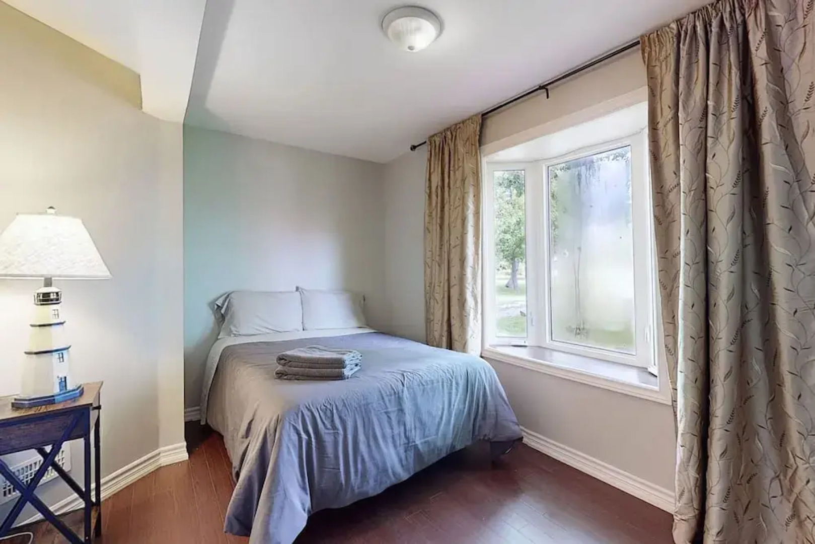 Charming Lakeside Cottage