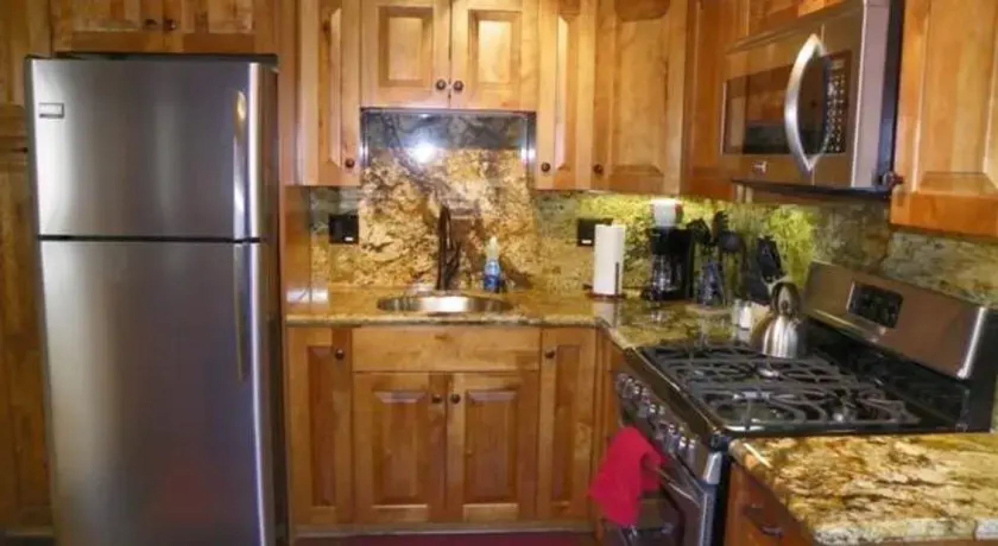 RedAwning Lews Cub House