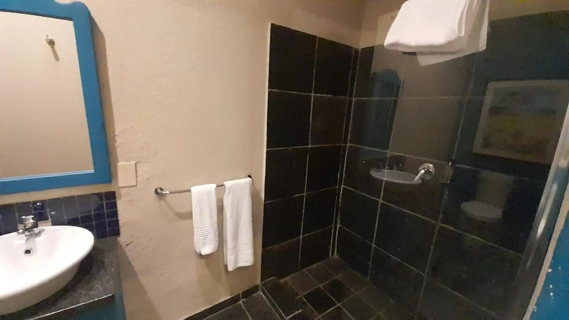 Shangri-La Country Hotel