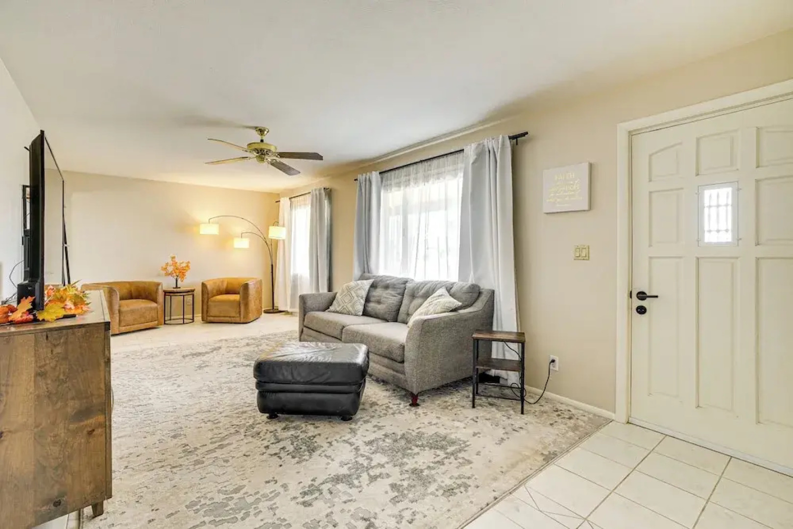 8 Mi to State Farm Stadium: Home in Youngtown