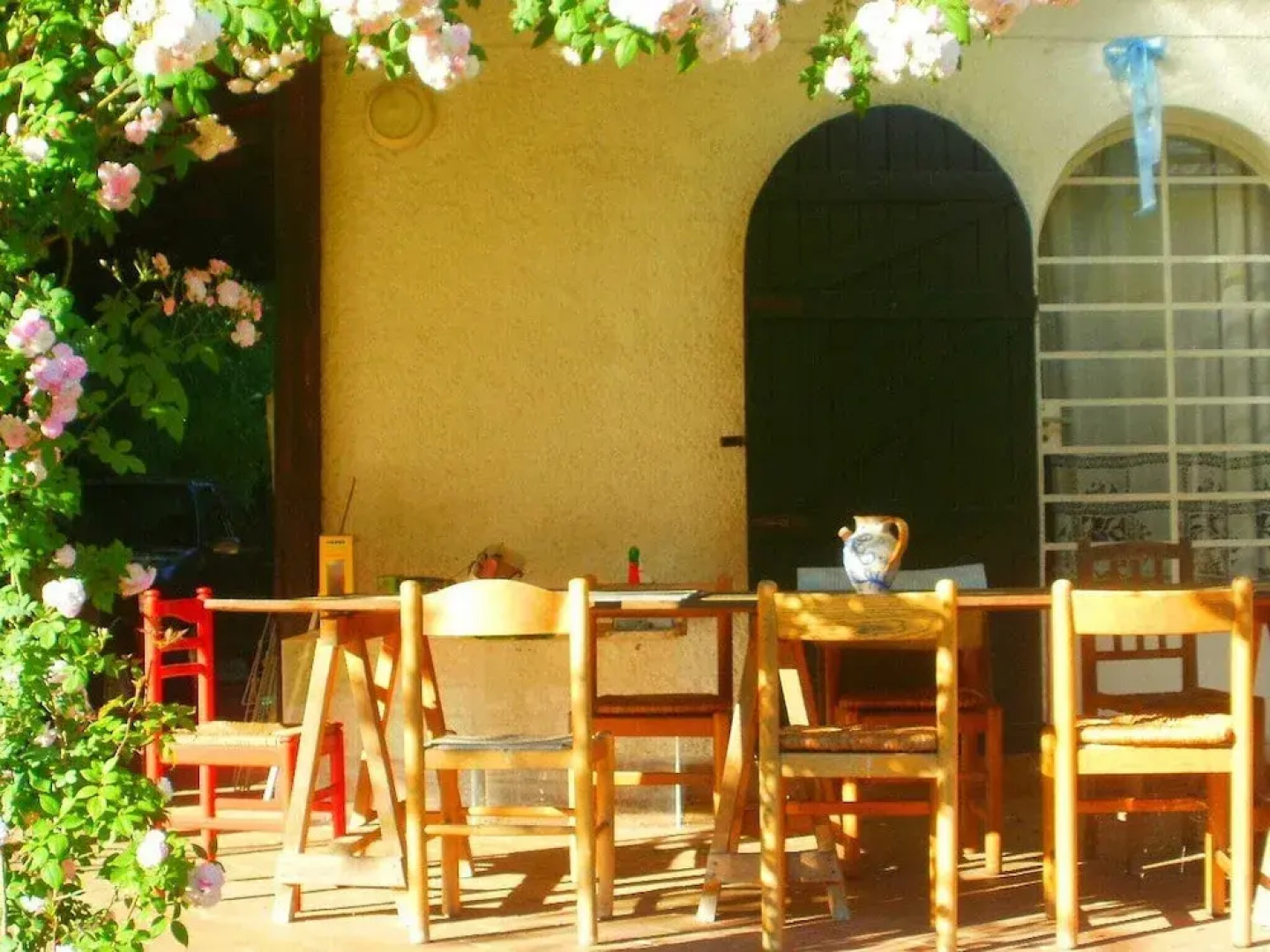 Cottage completely surrounded by a garden, away from traffic noise, close to sea