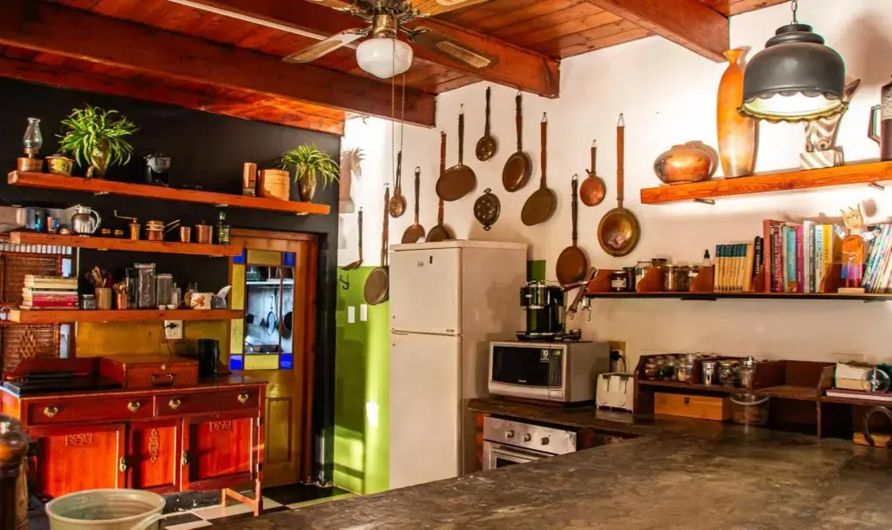 Ebonymoon Guest House and Studio