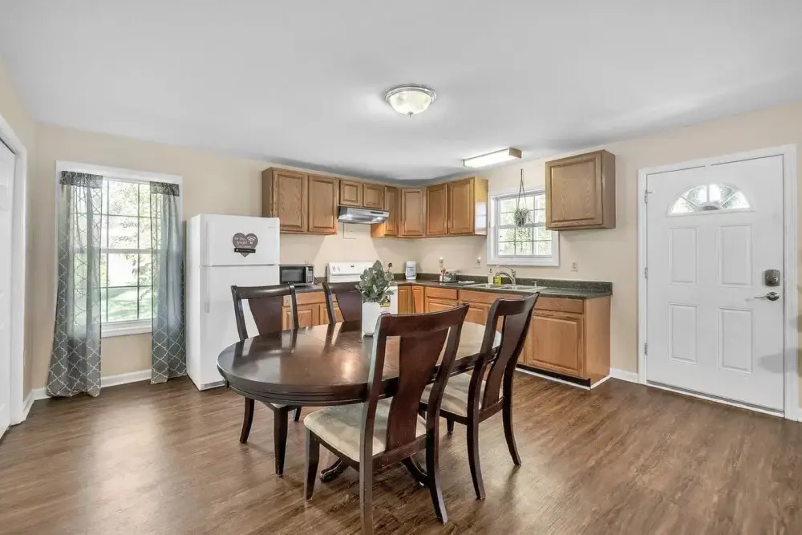 Have The Best Stay At Our Modern Art Gallery Home 3 Bedroom Home by Redawning