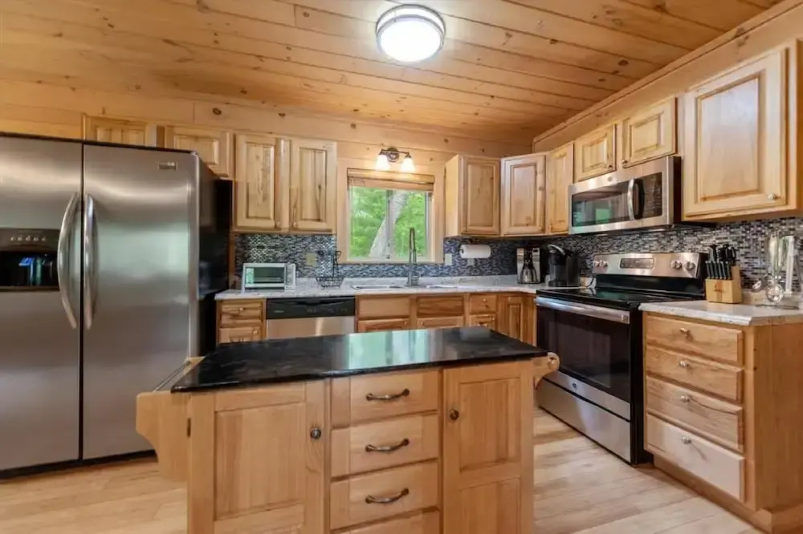 Firefly-pristine Mountain Cabin With hot tub Screened Porch Fire pit Wifi