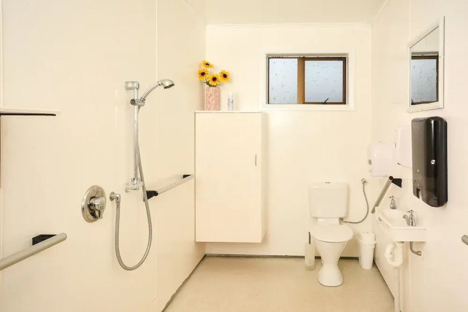 Piwaka Lodge and Backpackers