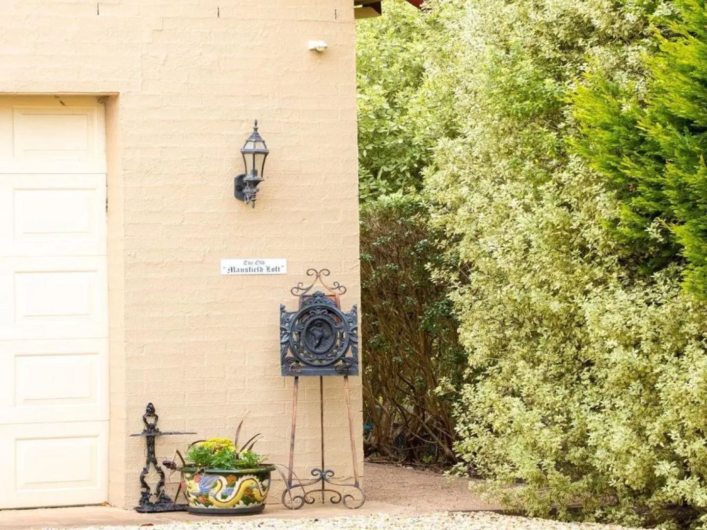 Old Mansfield Loft - gardens, gazebo and getaways