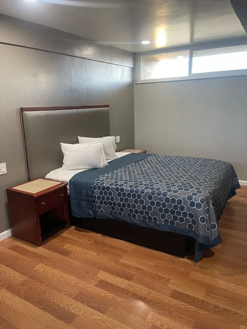 Royal Motel Tracy Llc