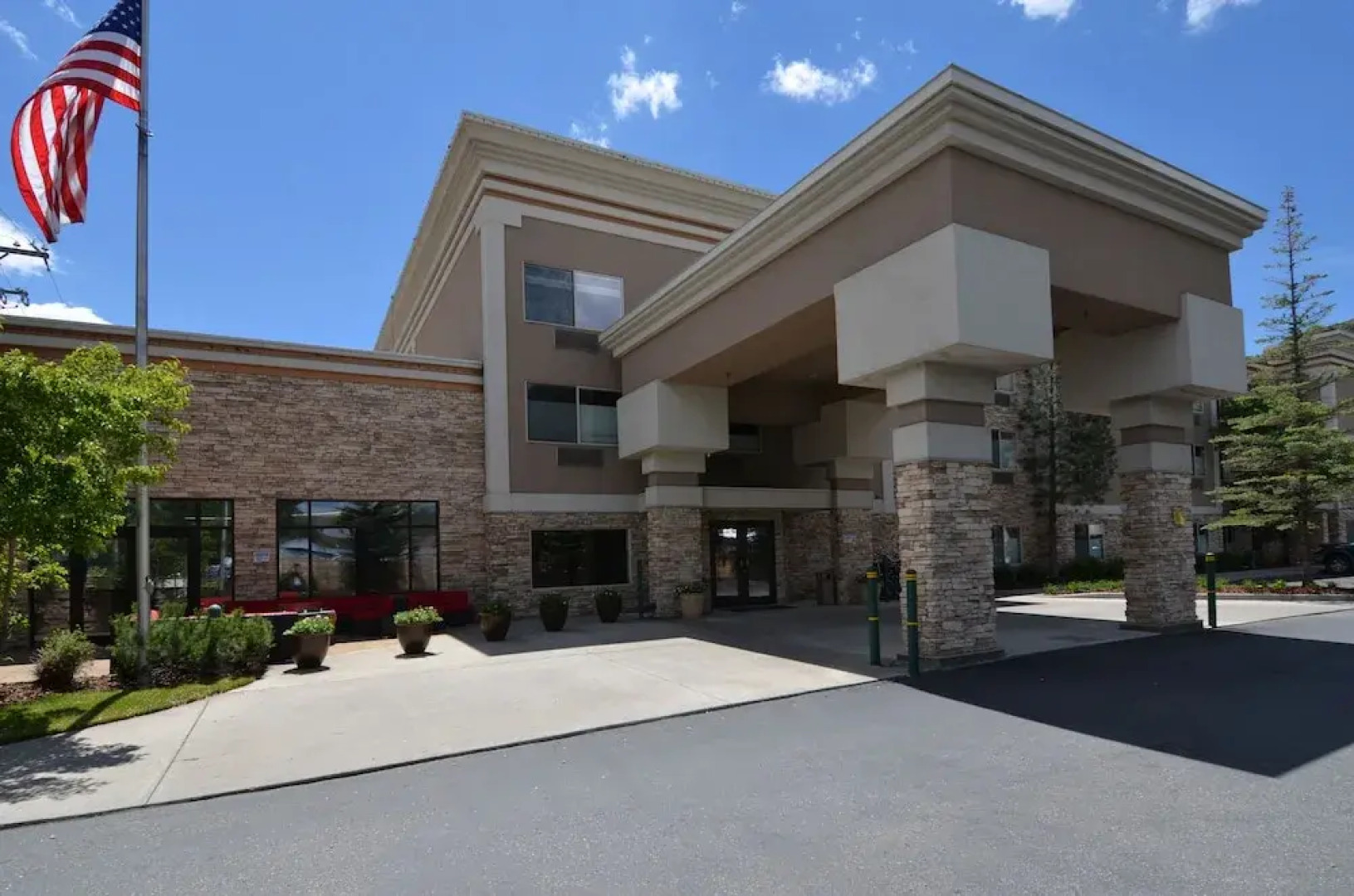 Wood River Inn & Suites