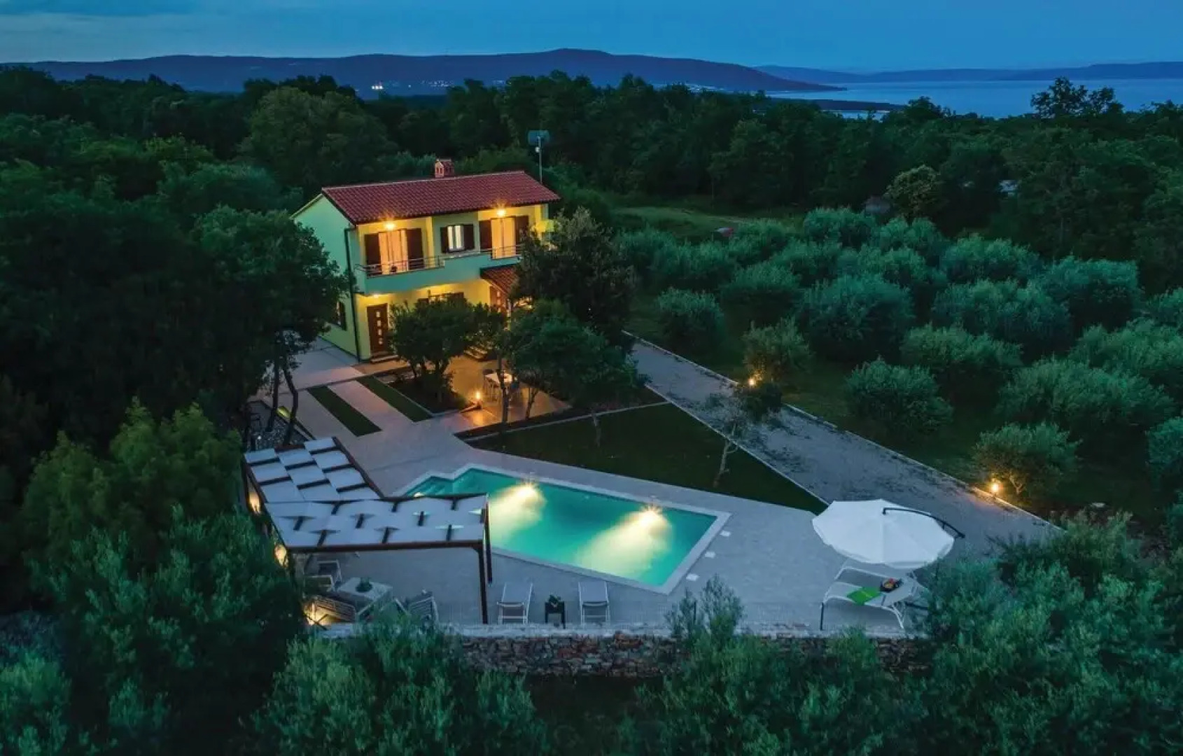 Nice Home in Peruski With Wifi and 2 Bedrooms