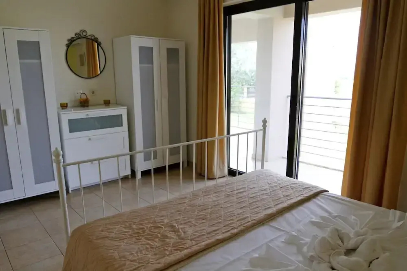 Xenos Villa 2. With 5 Bedrooms , Private Swimming Pool, Near the sea