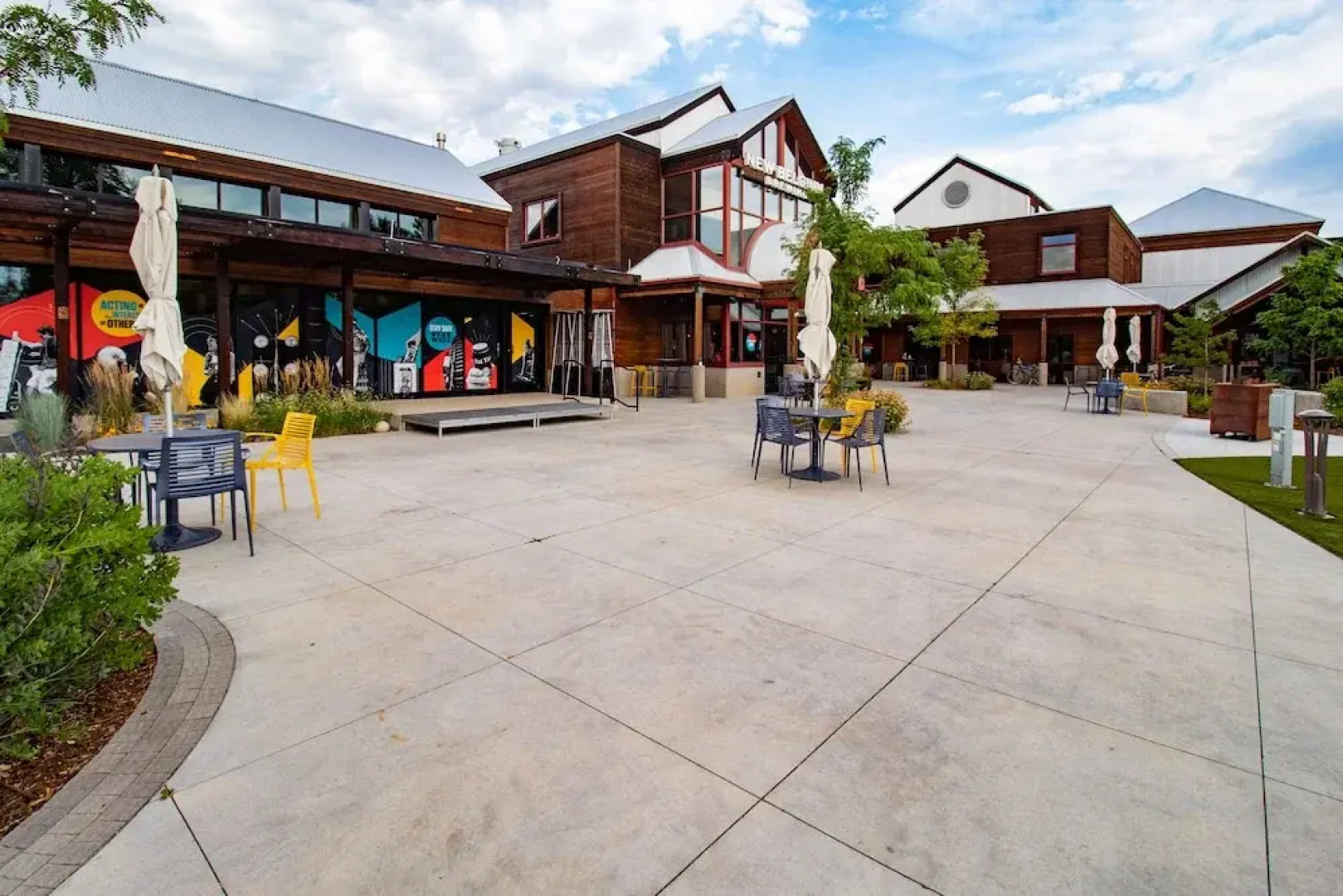 Relaxing in Paradise W Private Roof Top Deck!!