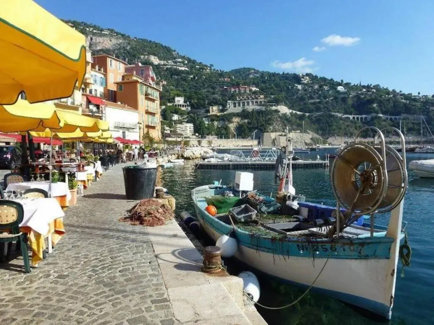 ★ Quiet Old Town Apt with AC, 5min Walk to Beach ★