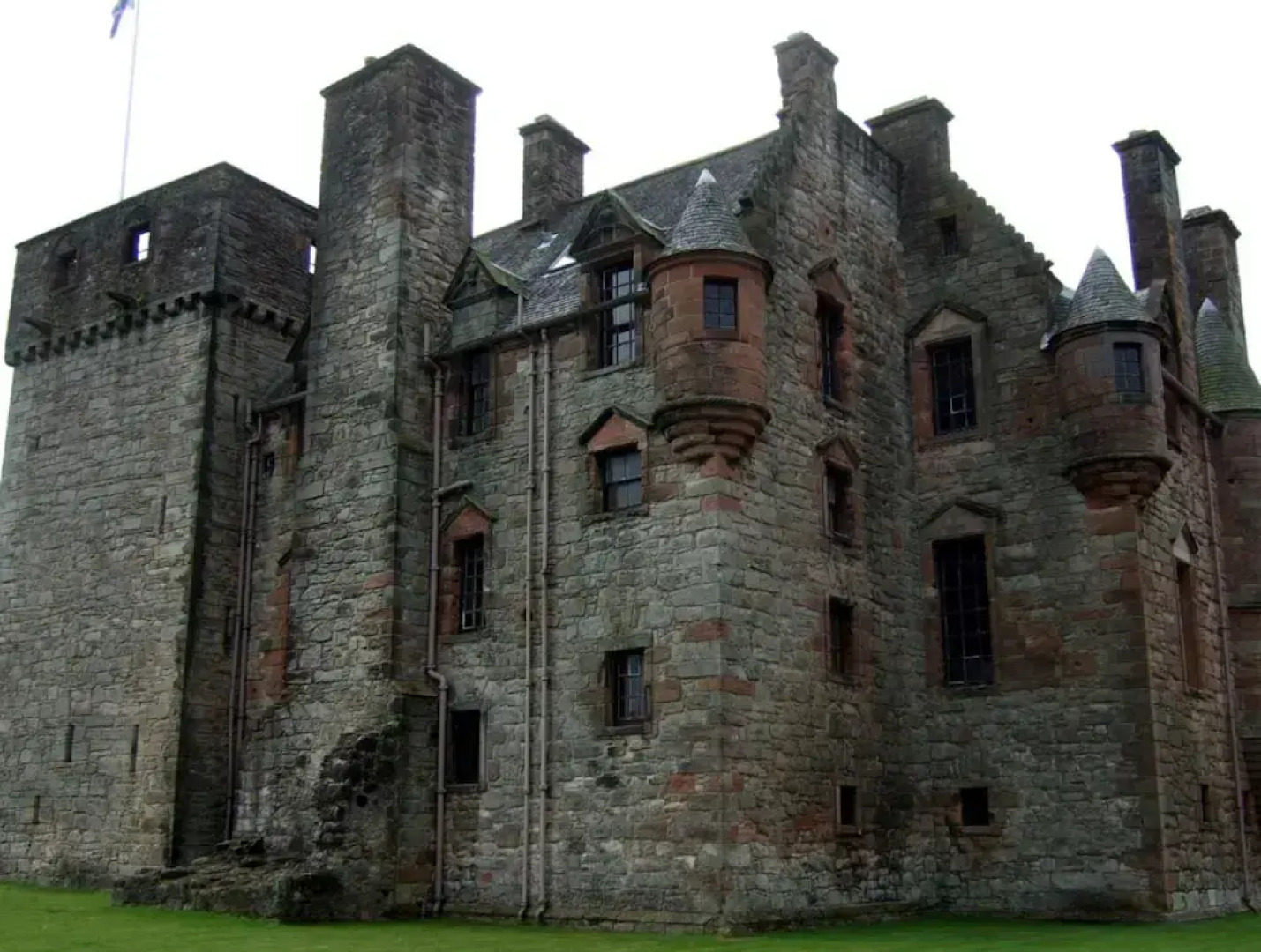 Two Bedroom Victorian Flat in the Centre of Port Glasgow Close to all Amenities