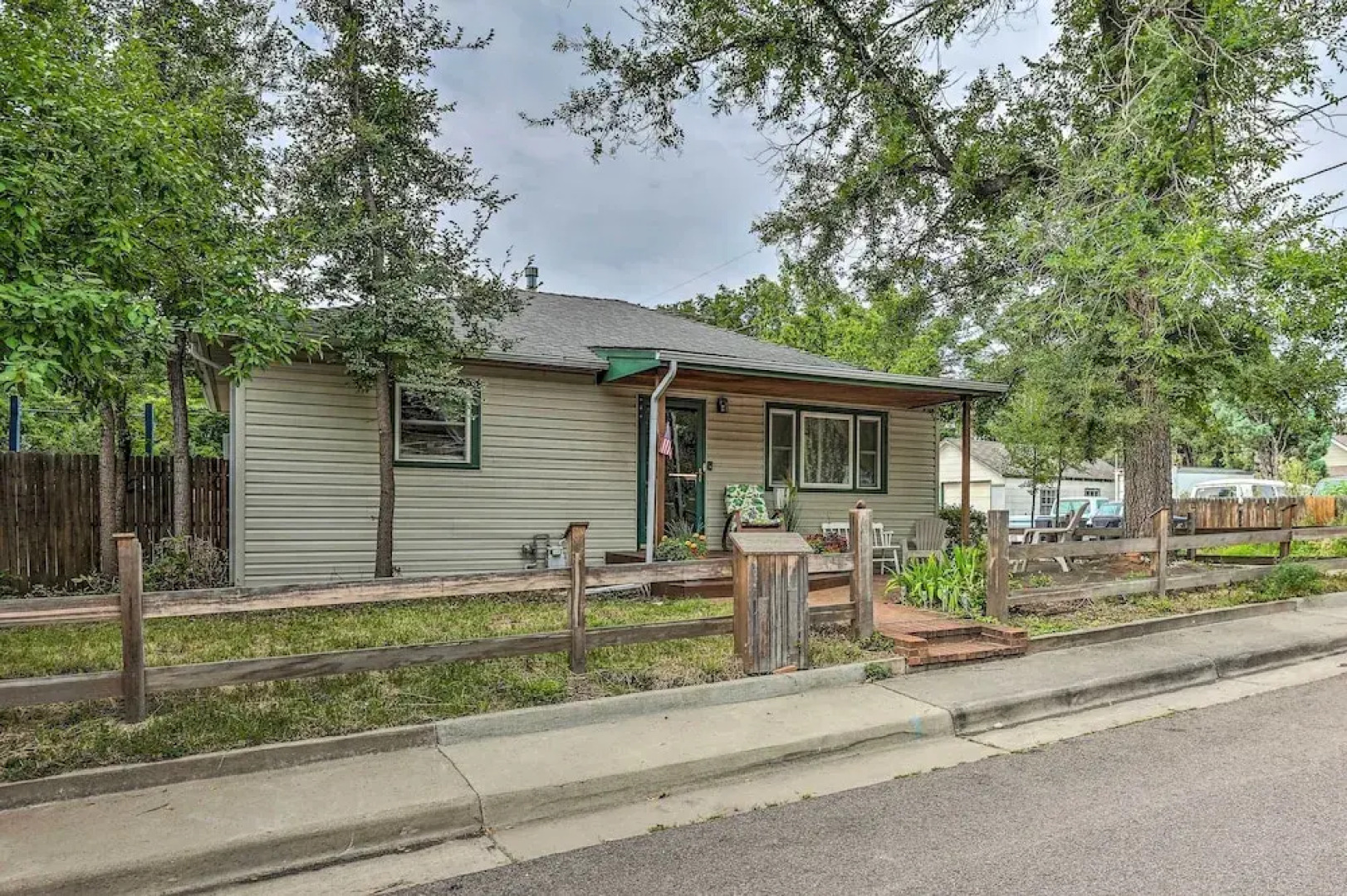 Relaxing Golden Getaway w/ Grill < 1 Mi to Town!