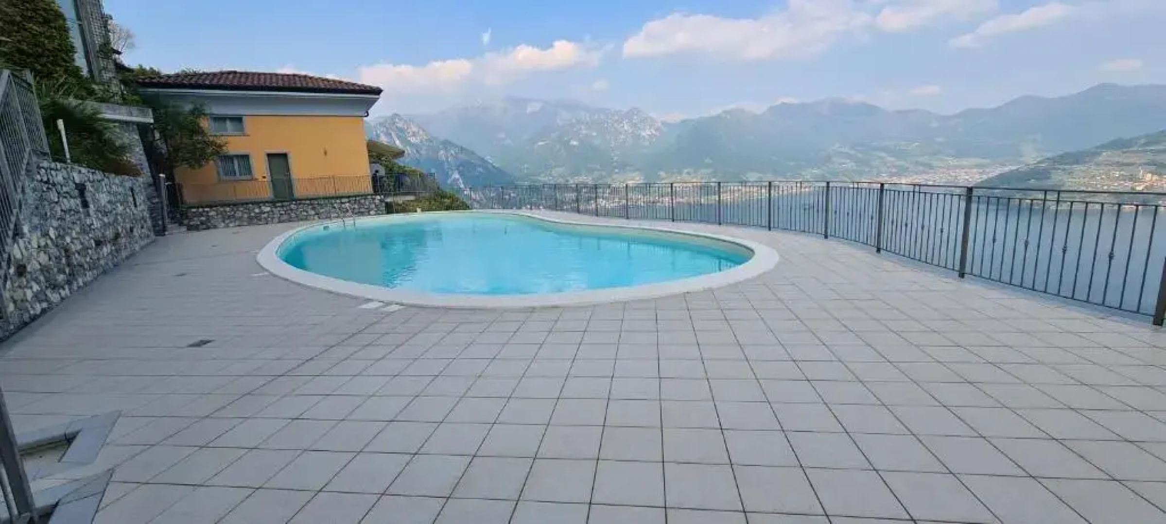 Residence Sirene alloggio Paola con vista lago e piscina comune