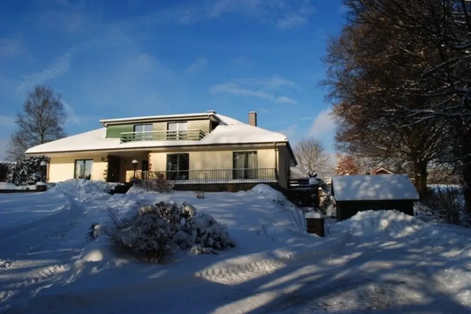Scenic Villa Near Lake View
