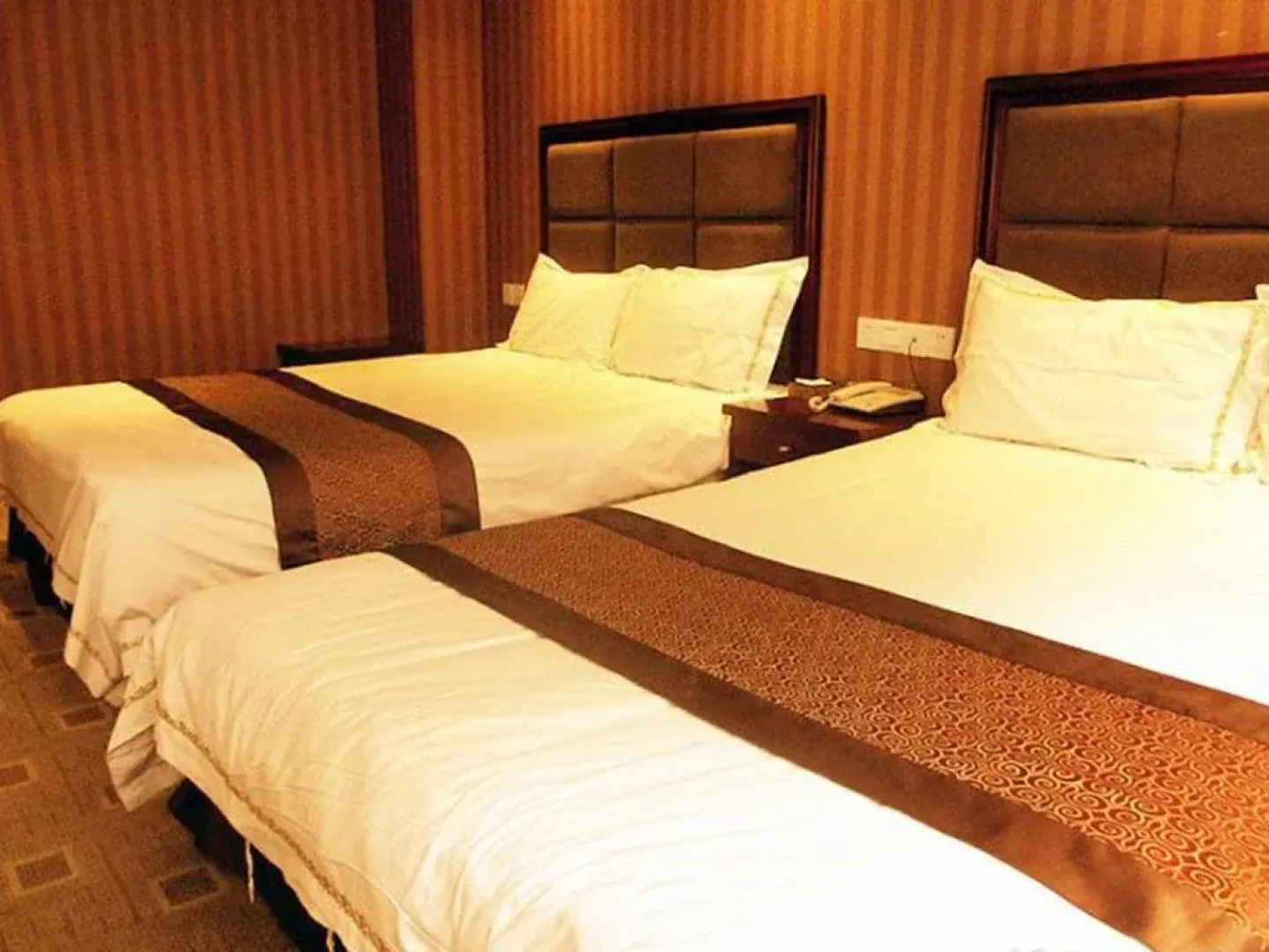 Longxiang Business Hotel