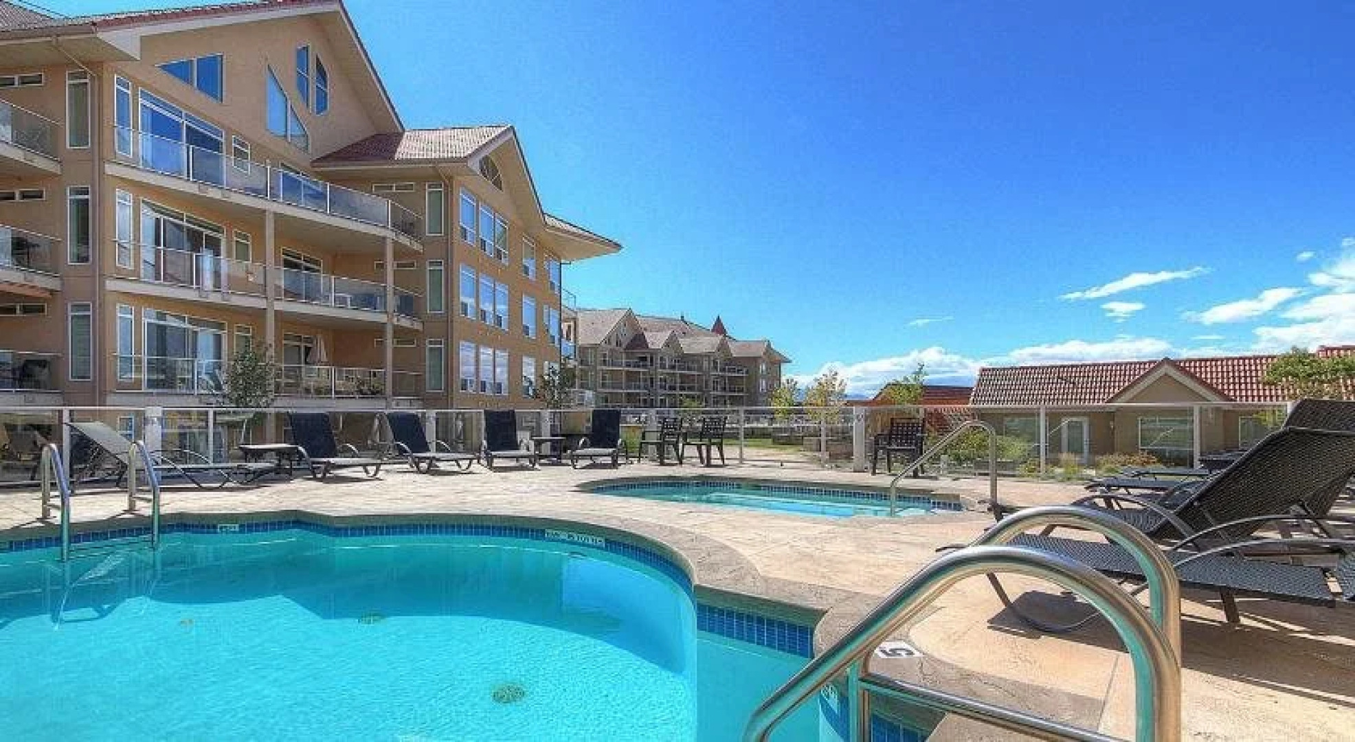 Discovery Bay Resort by Kelowna Resort Acc. - 80+ suites available