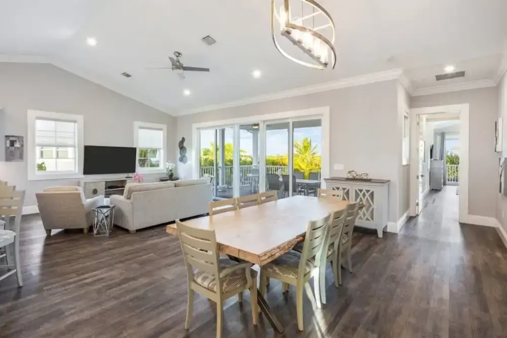 Mirador House by Brightwild Pool Dock