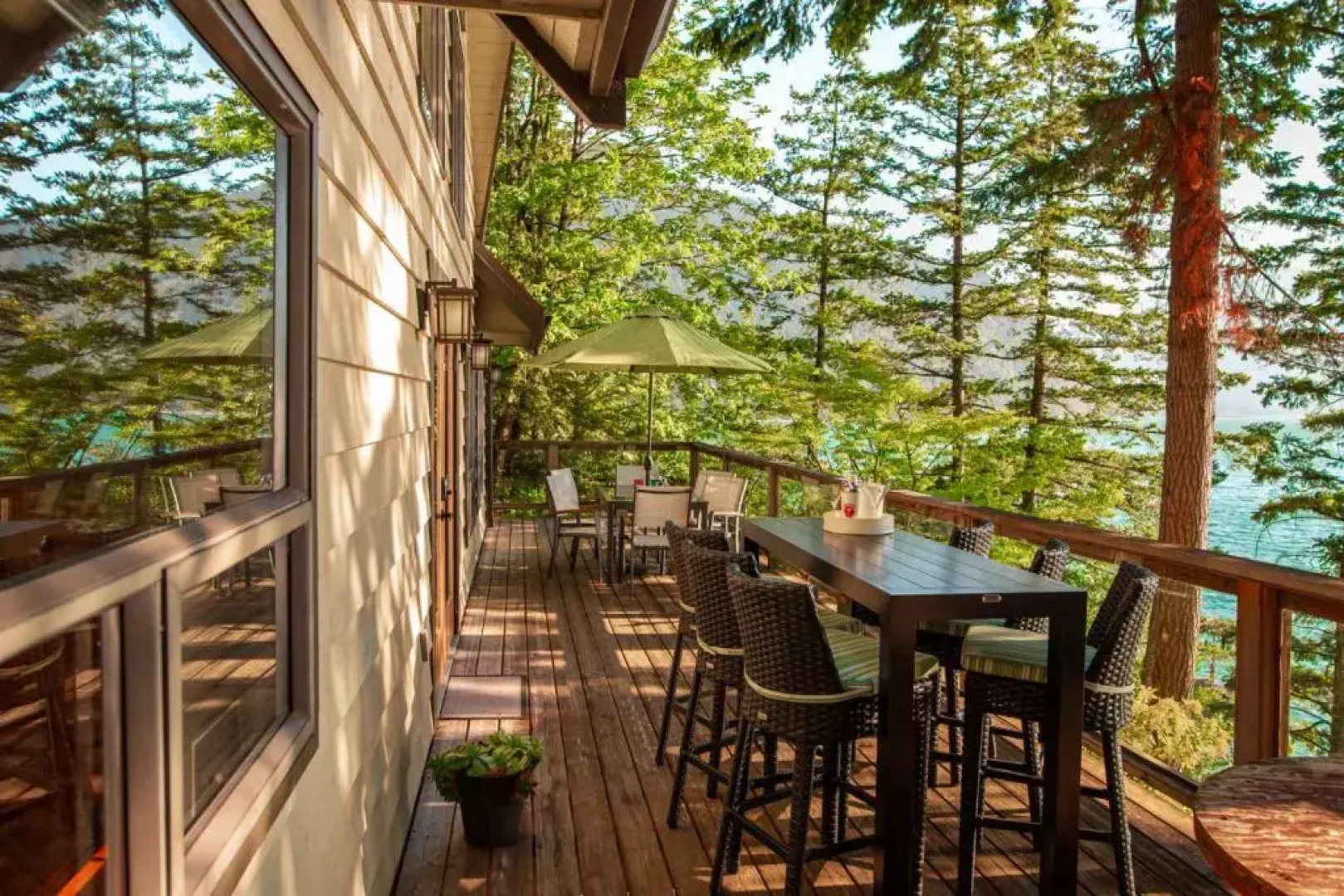 The Overlook, Luxury Lakeside Home with Dock