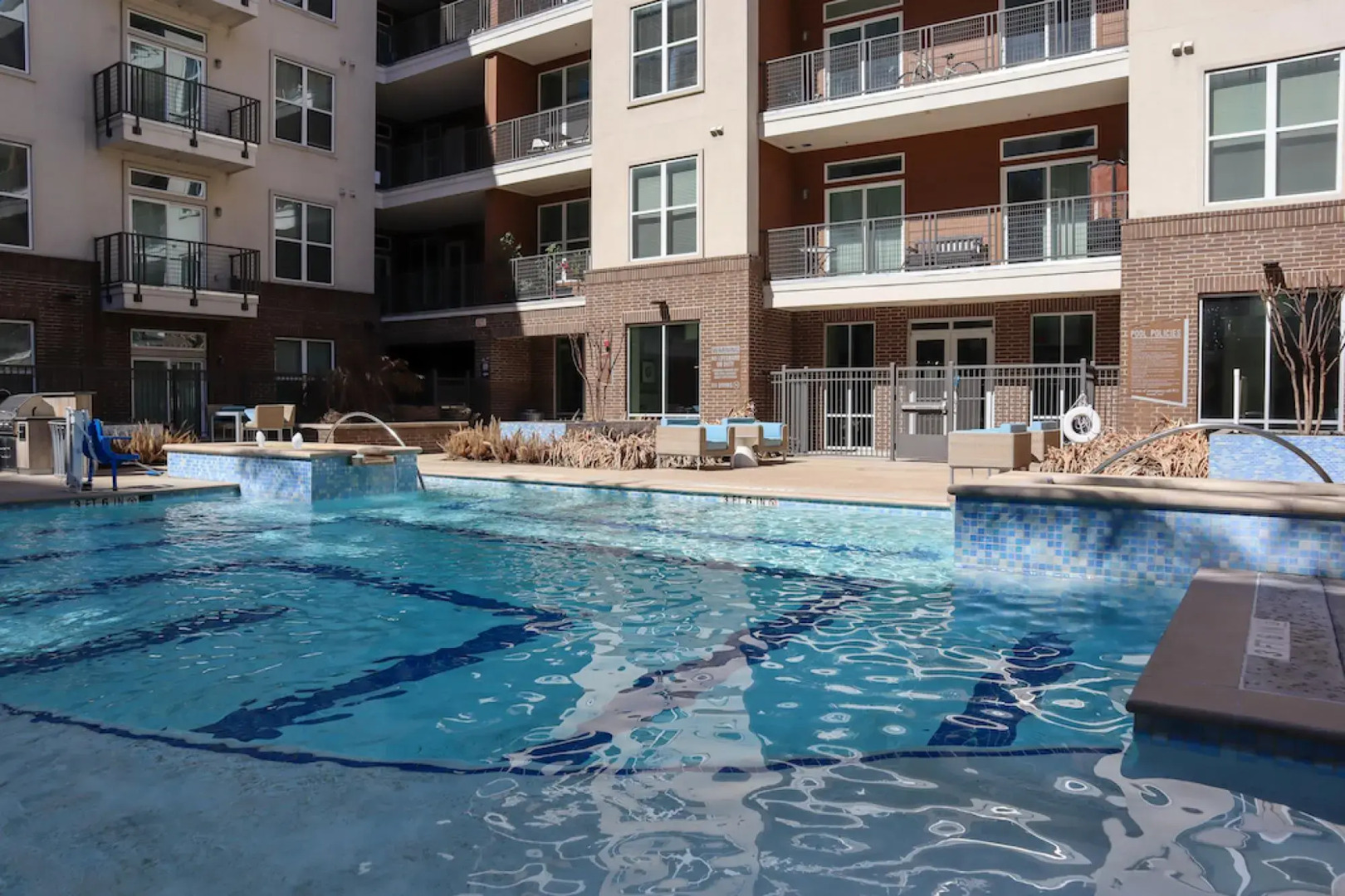 Modern 2BR Apartment – Downtown With Gym, Pool, Parking and Good Wifi!