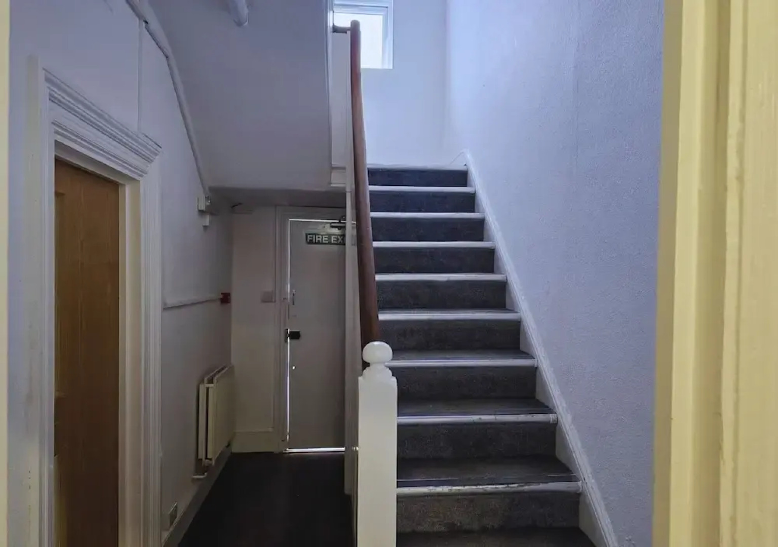 PRIVATE ROOMs In TOWN CENTRE FREE PARKING WIFI AND PATIO WITH AA STAY LTD